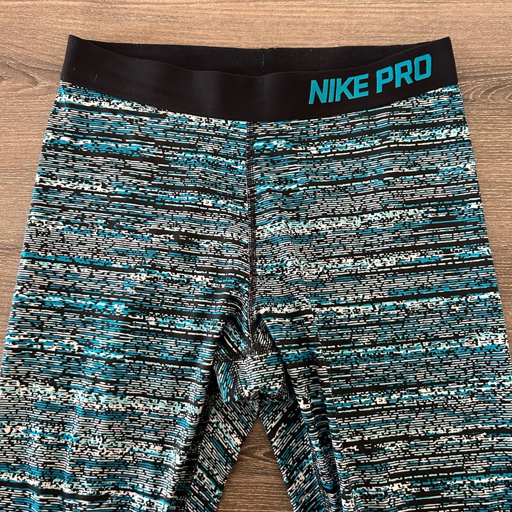 Nike pro leggings size medium